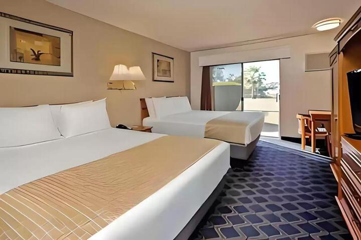 3 Queen Beds River View No Elevator (1 of 2)