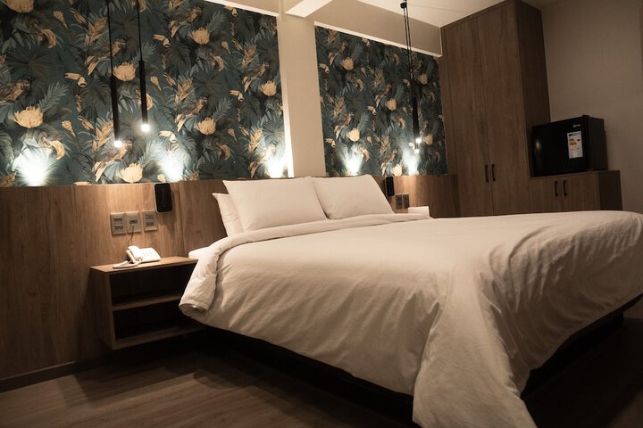 Room 6 of 19