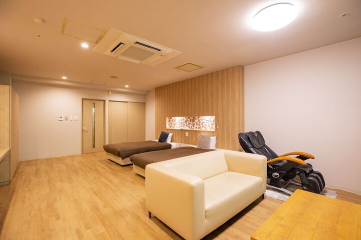 Room 40 of 240