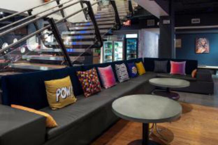 Lounge 4 of 33