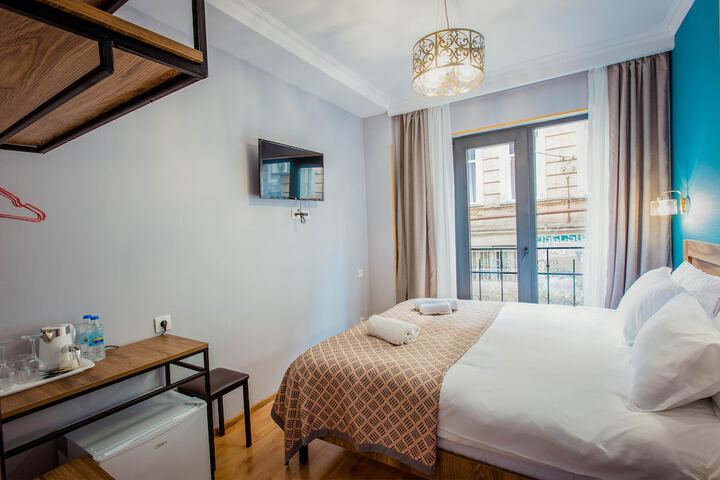 Room 4 of 18