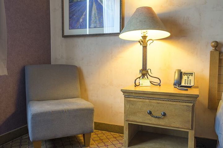 1 King Bed (4 of 8)