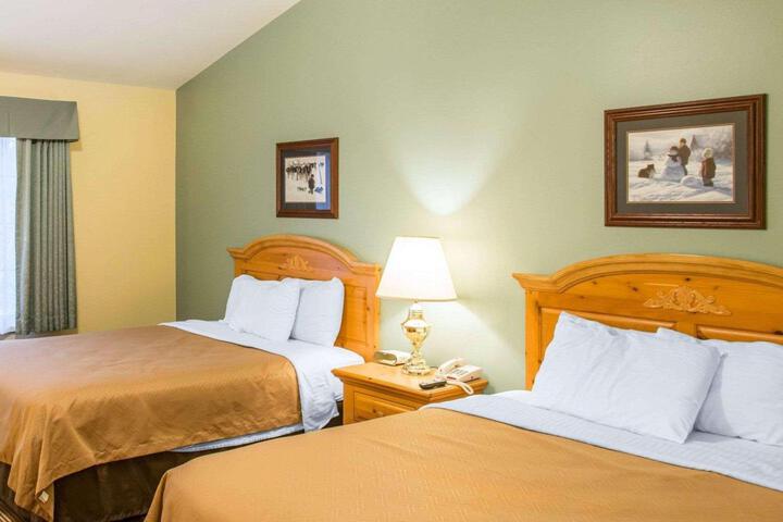 1 Queen Bed (1 of 18)