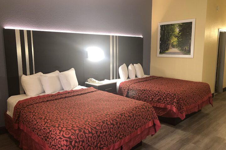 2 Queen Beds (5 of 9)
