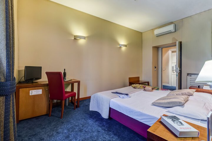 Room 17 of 39