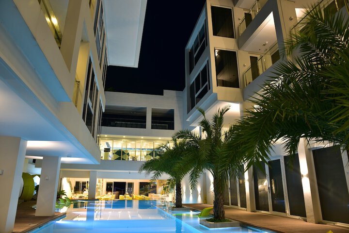 Hotel Pool