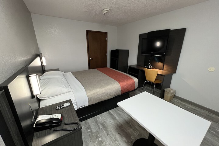 1 Queen Bed | Mobility Accessible Tub Micfridg (8 of 11)