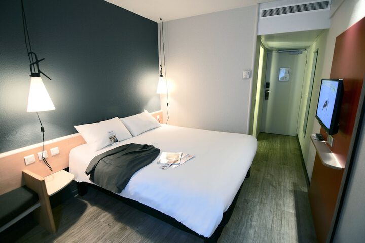 Room 8 of 83