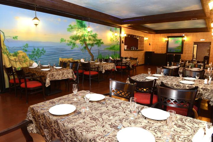 Dining 3 of 12