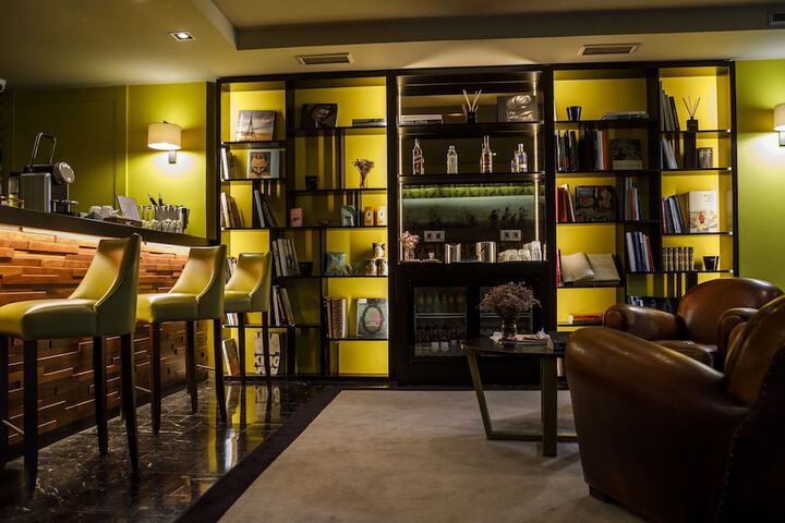 Lounge 64 of 83