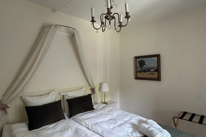 Room 32 of 77