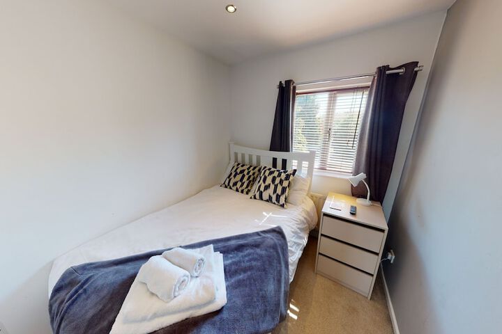 Room 4 of 16