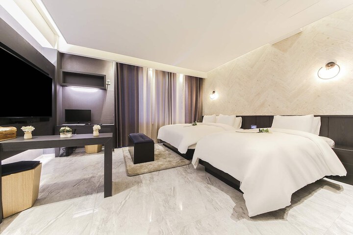 Room 42 of 74