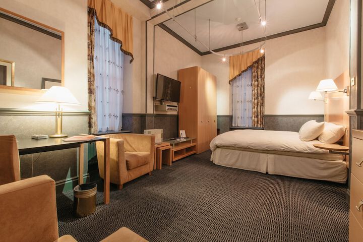 Room 10 of 33