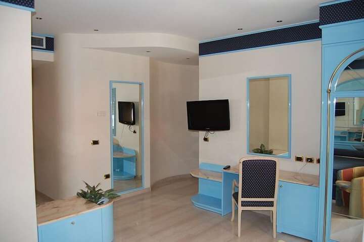 Room 28 of 43