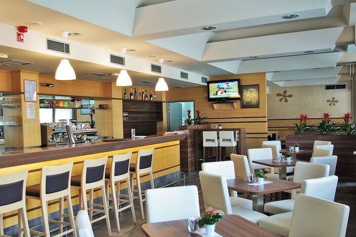 Lounge 12 of 13