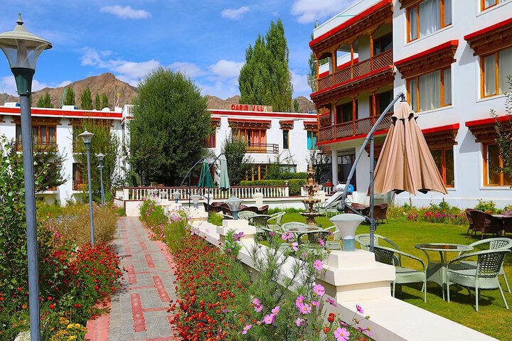 Hotel Exterior 25 of 43