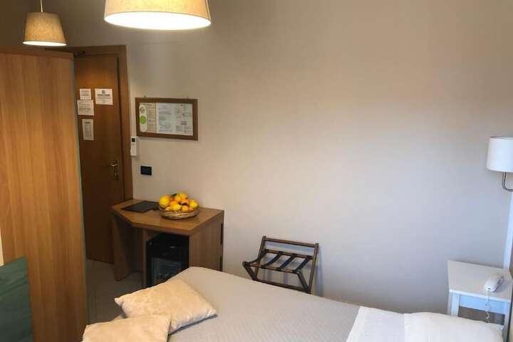 Room 21 of 102