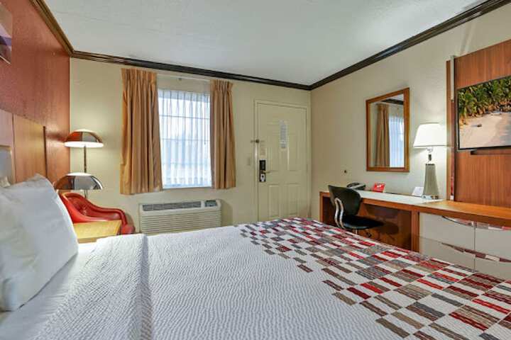 1 King Bed (2 of 14)