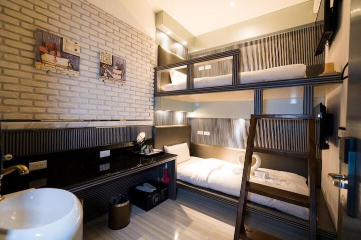 Room 32 of 61
