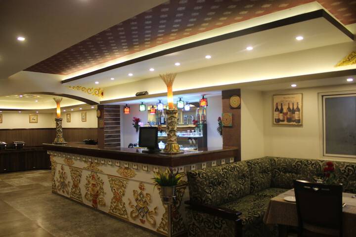 Lounge 22 of 44