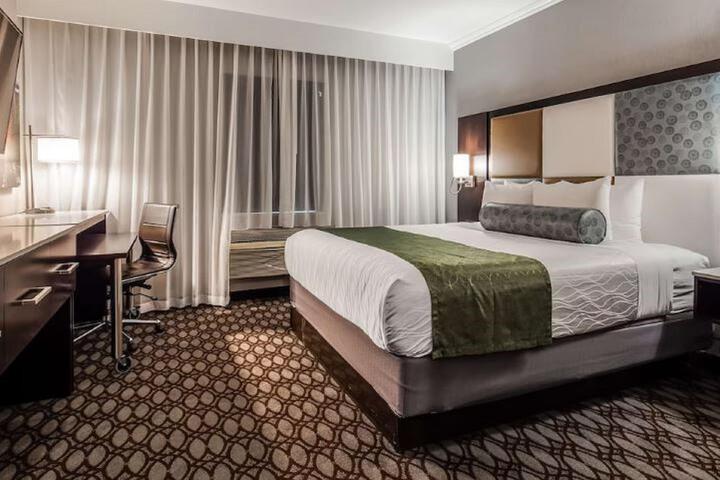 Suite 1 King Bed Sofa Bed 2 Flat Screen Tvs Separate Living Area Work Desk Microwave, Refrigerator (6 of 17)