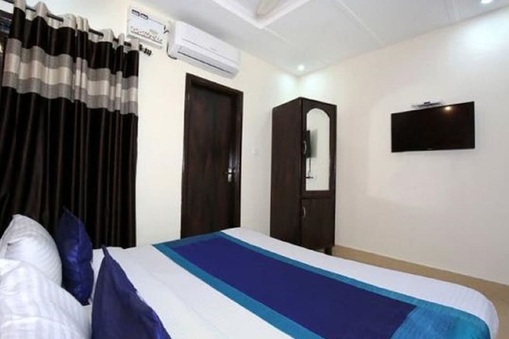 Room 8 of 12