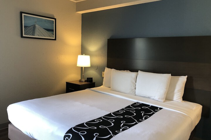 1 King Bed (3 of 36)