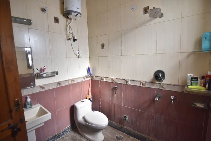 Room 5 of 6