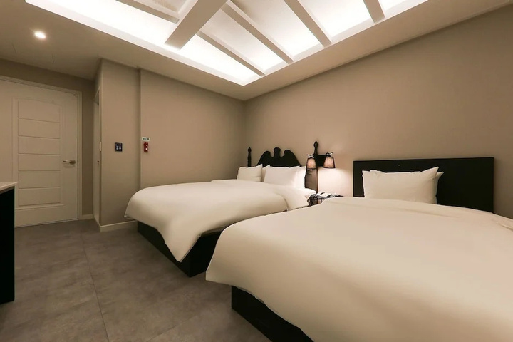Room 5 of 19