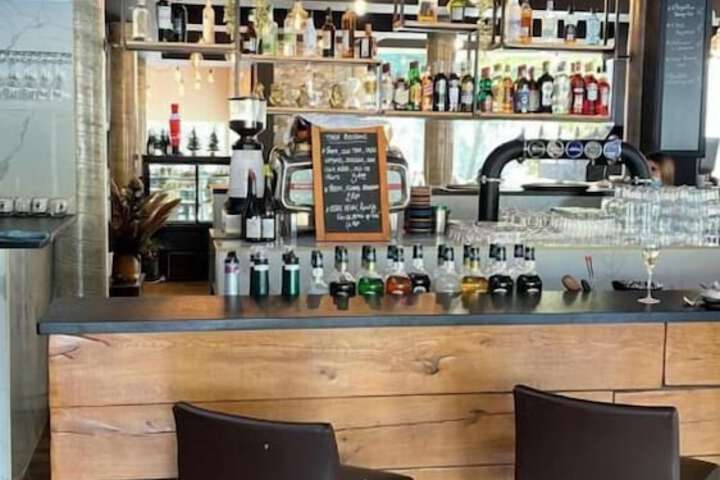 Dining 9 of 16