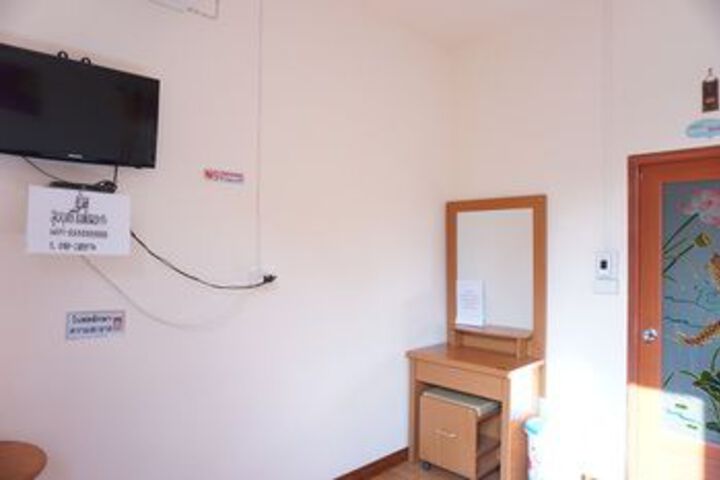 Room 27 of 38