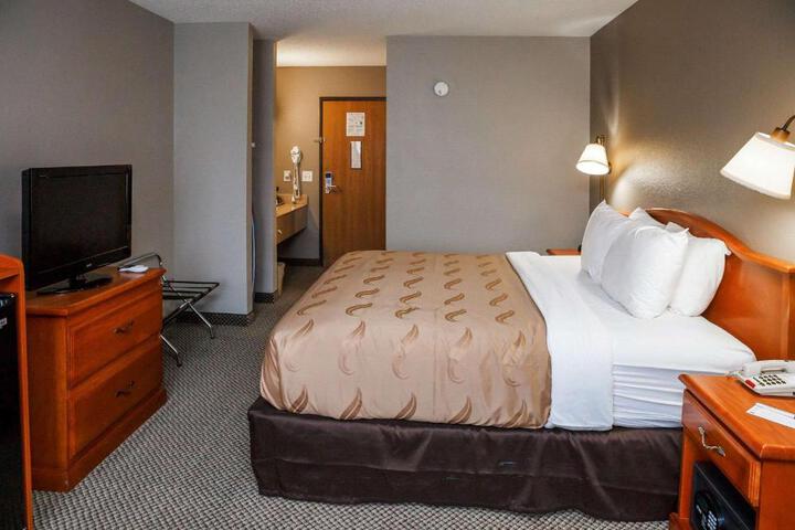 1 King Bed (2 of 7)
