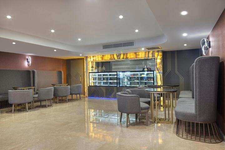 Lounge 118 of 152