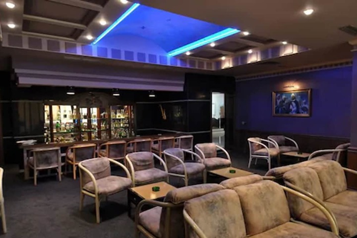 Lounge 33 of 37