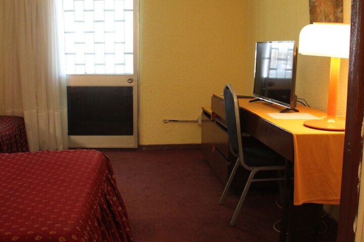 Room 11 of 36