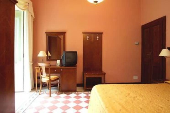 Room 8 of 37