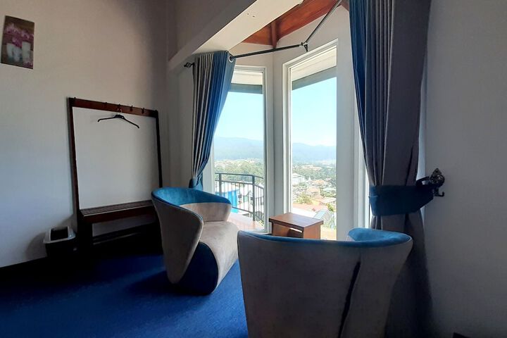 Room 8 of 16