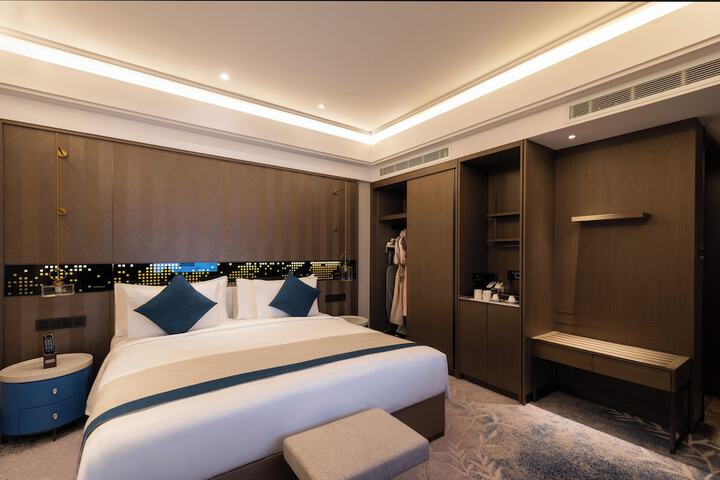 Room 14 of 80