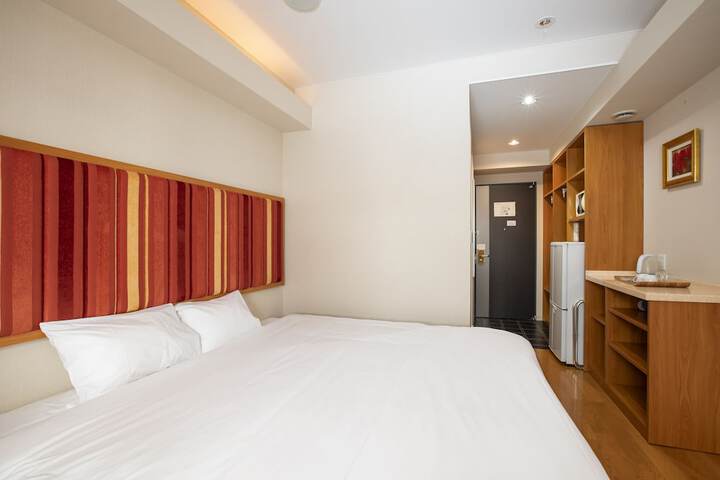 Room 13 of 32