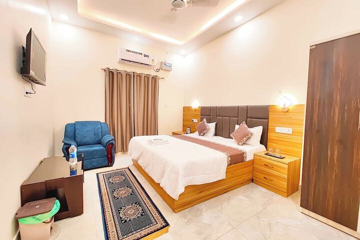 Hotel Vrindavan Palace Ayodhya