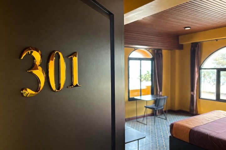 Room 51 of 94