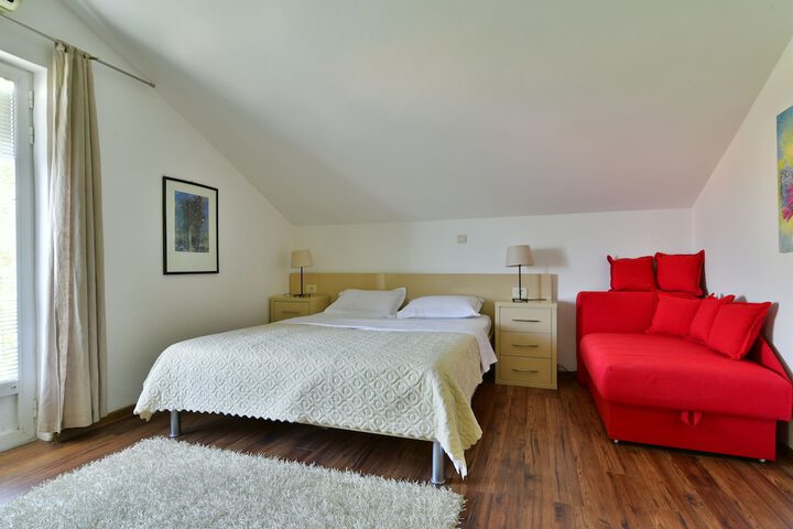 Room 12 of 80