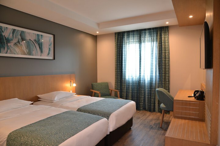 Room 10 of 28