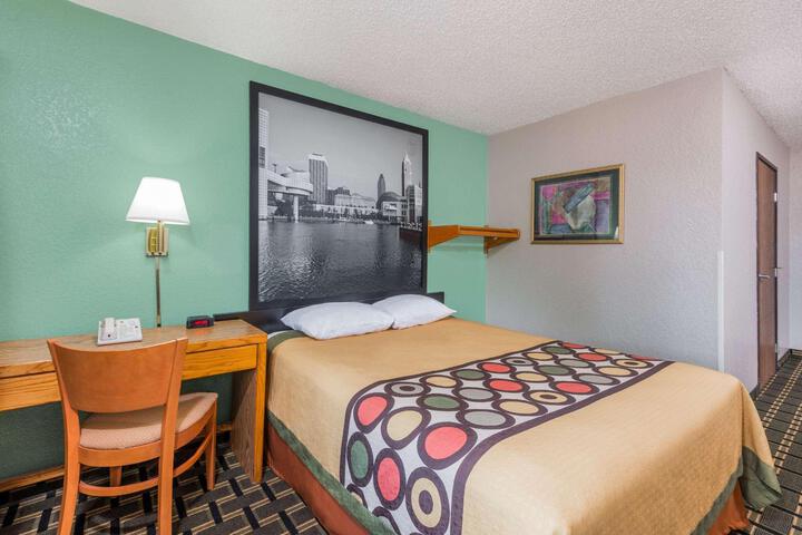 1 Queen Bed (9 of 12)