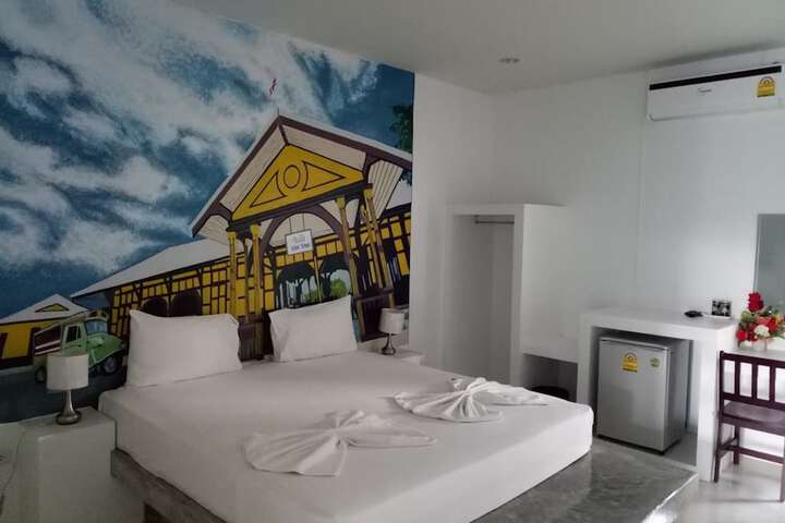 Room 10 of 28