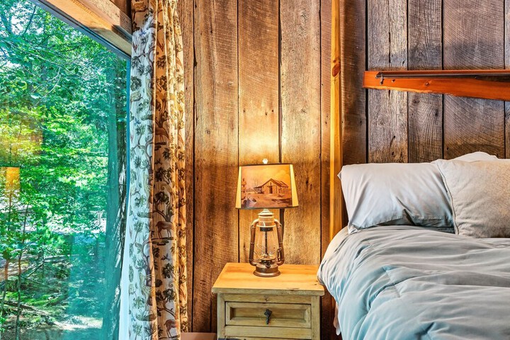 Snug Hug Queen Suite with Fireplace (23 of 131)