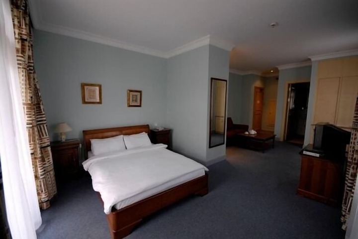 Room 9 of 15
