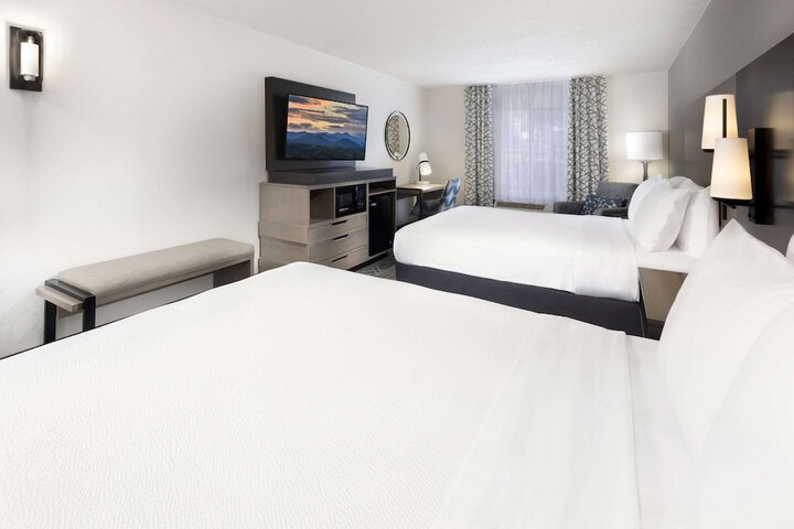 2 Queen Beds (8 of 8)