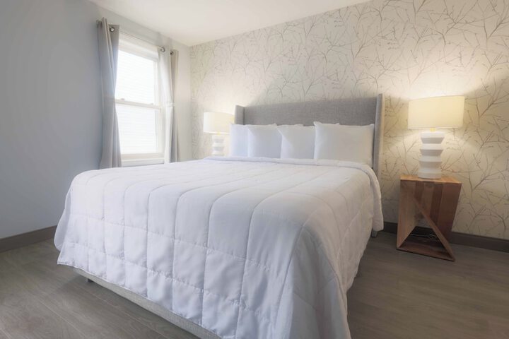 1 Queen Bed (6 of 10)